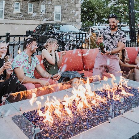 Voco Niagara Falls - The Cadence By Ihg Kültér fotó The patio at the 2019 Toronto International Film Festival