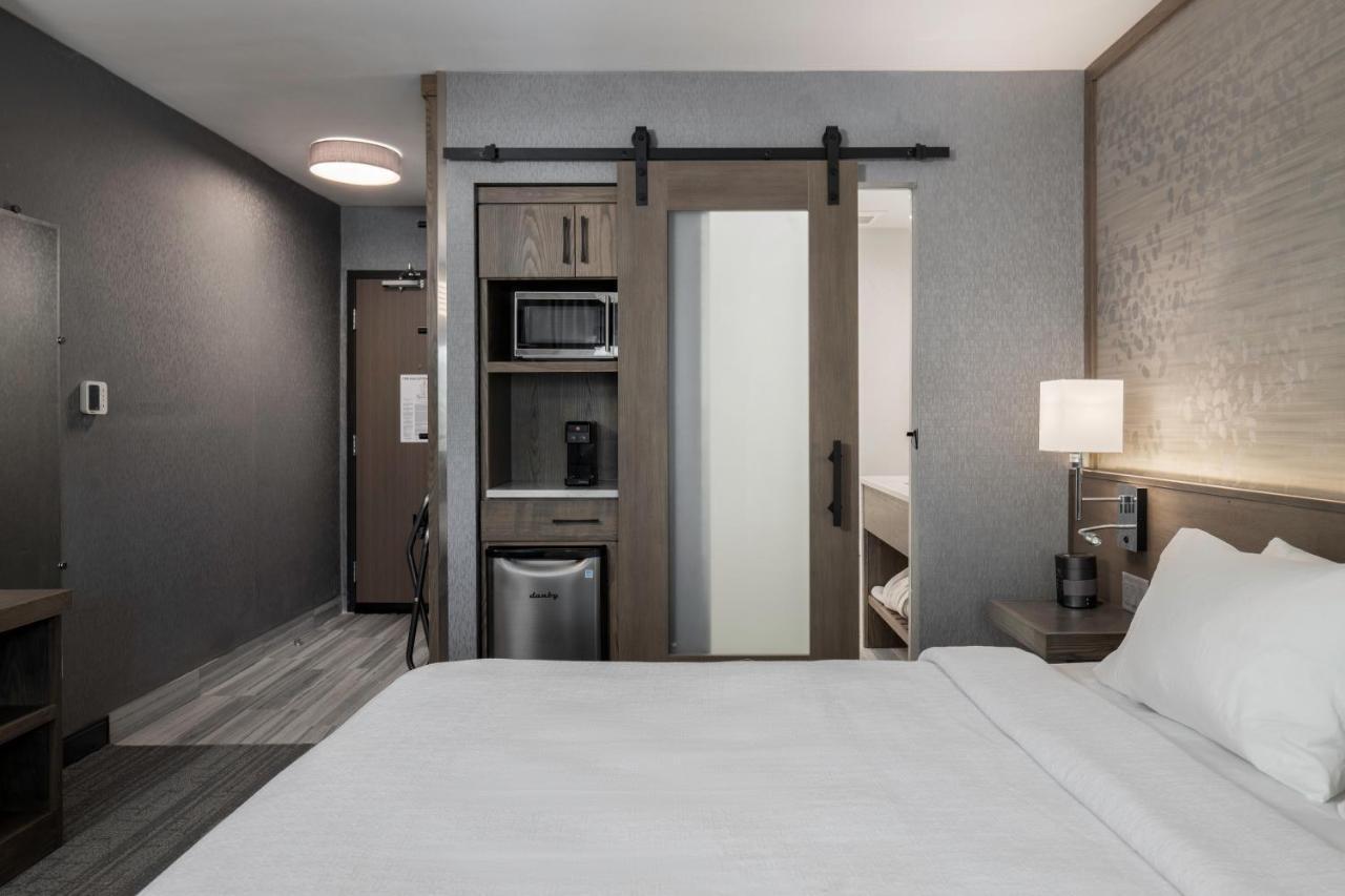 Voco Niagara Falls - The Cadence By Ihg Kültér fotó A typical room at the Hilton Garden Inn