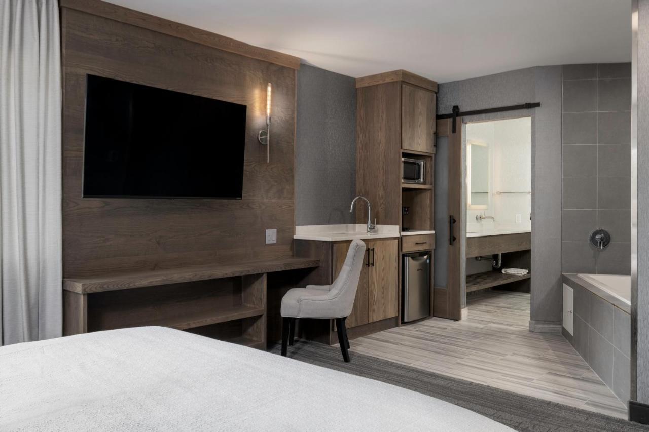 Voco Niagara Falls - The Cadence By Ihg Kültér fotó A guest room at the Hilton Garden Inn in San Francisco