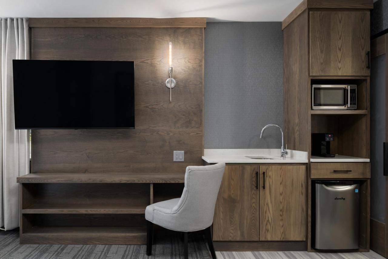 Voco Niagara Falls - The Cadence By Ihg Kültér fotó A wet bar in a hotel room