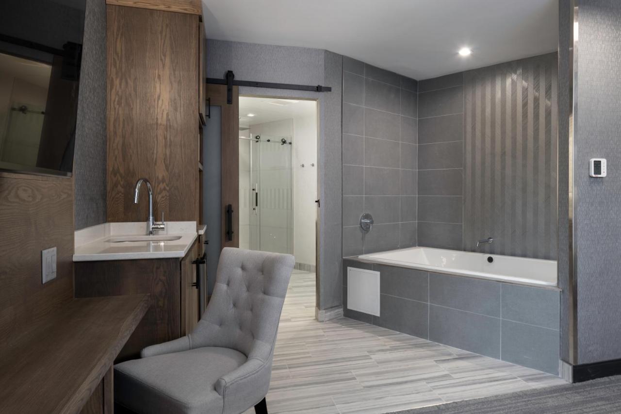 Voco Niagara Falls - The Cadence By Ihg Kültér fotó Bathroom with a shower and a bathtub