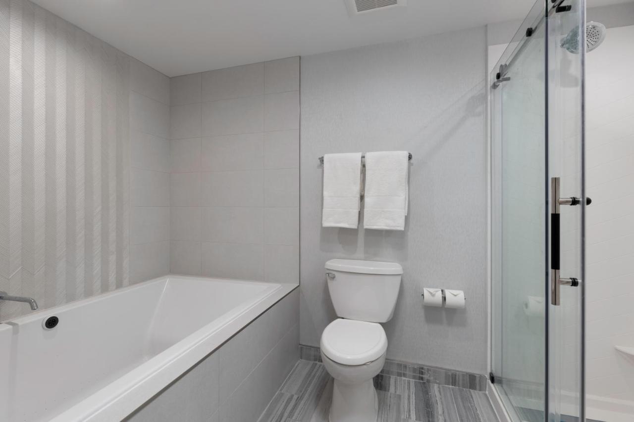 Voco Niagara Falls - The Cadence By Ihg Kültér fotó A bathroom with a shower door