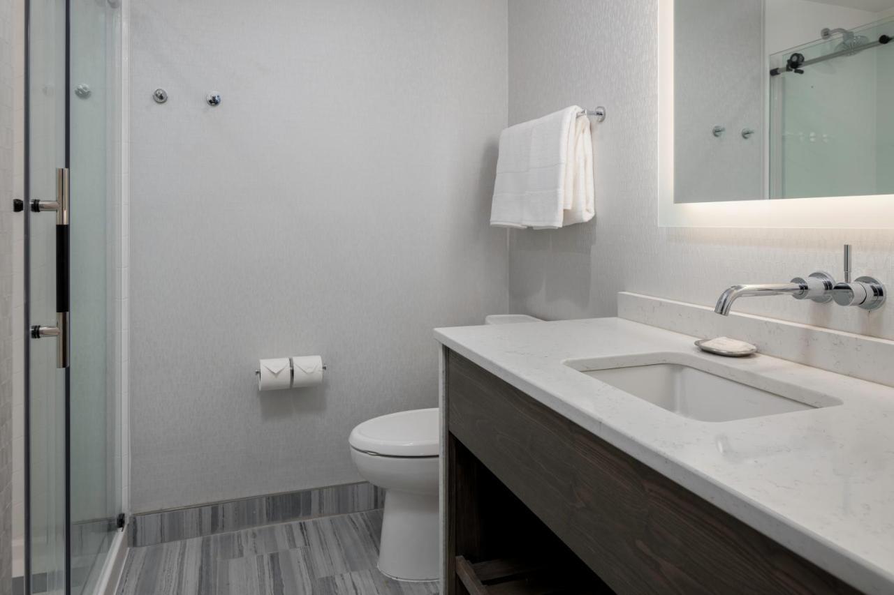 Voco Niagara Falls - The Cadence By Ihg Kültér fotó Bathroom