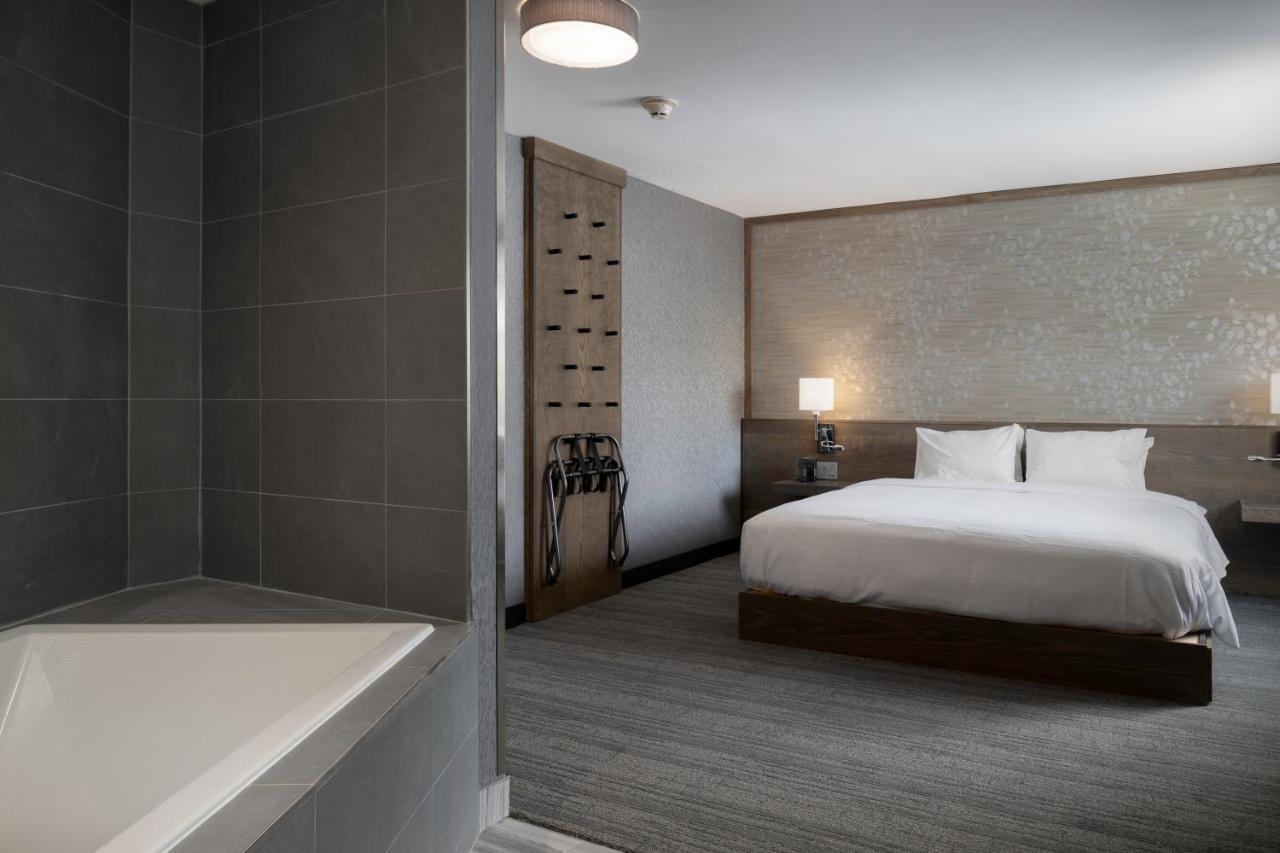 Voco Niagara Falls - The Cadence By Ihg Kültér fotó A guest room at the hotel