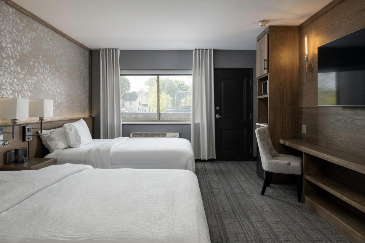 Voco Niagara Falls - The Cadence By Ihg Kültér fotó A typical guest room at the Hilton Garden Inn in St. Charles, Illinois