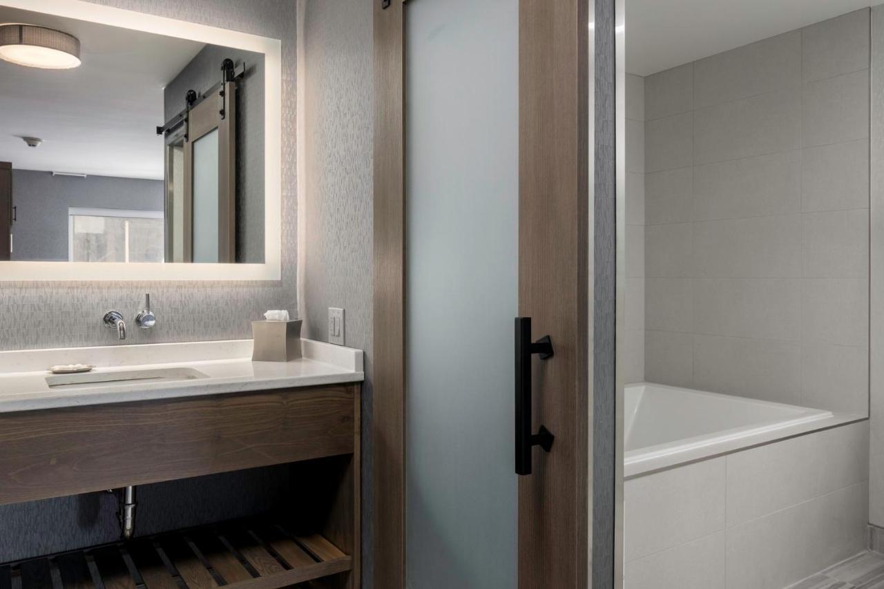 Voco Niagara Falls - The Cadence By Ihg Kültér fotó A sliding barn door in a bathroom