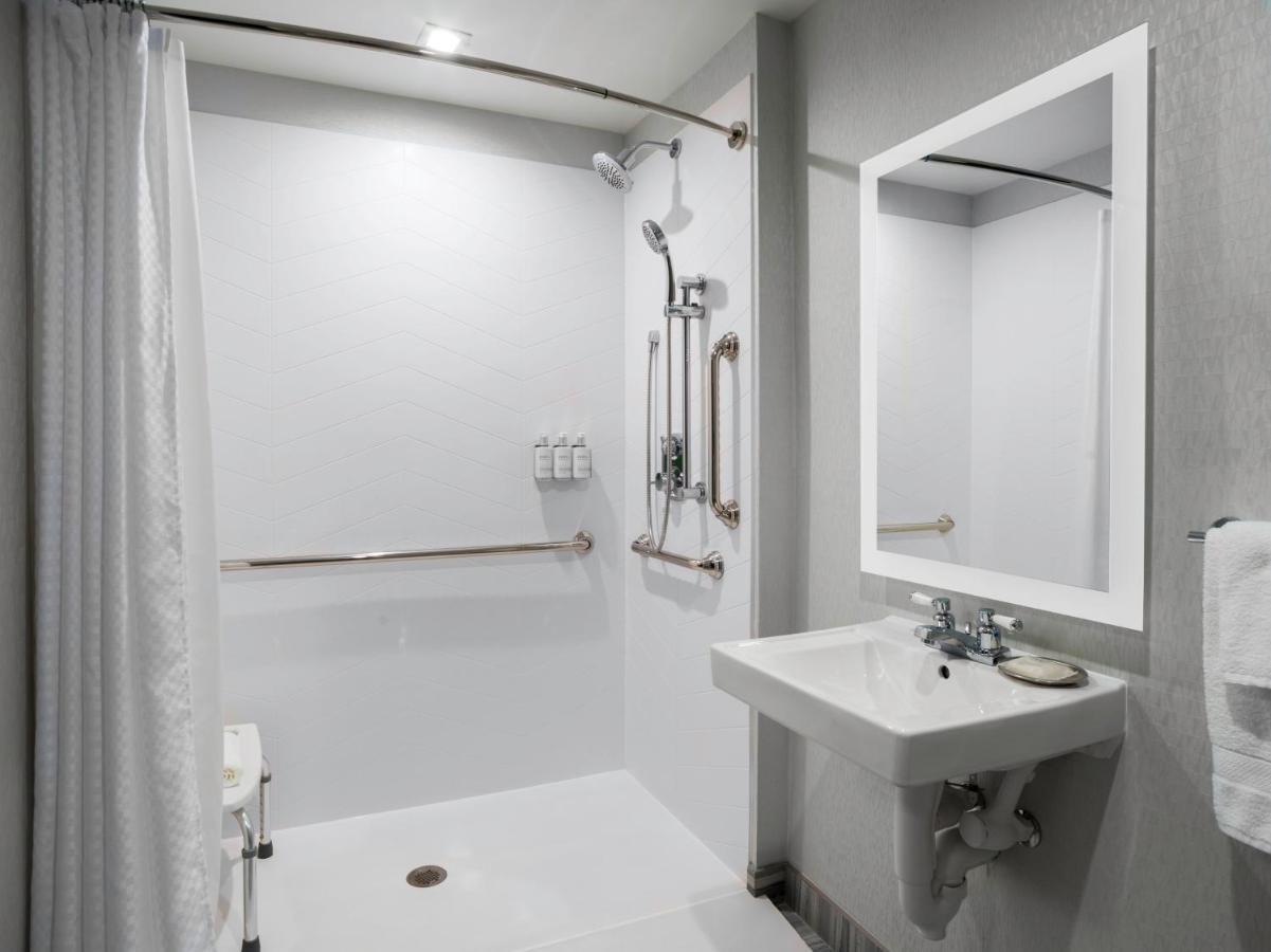 Voco Niagara Falls - The Cadence By Ihg Kültér fotó A shower with grab bars