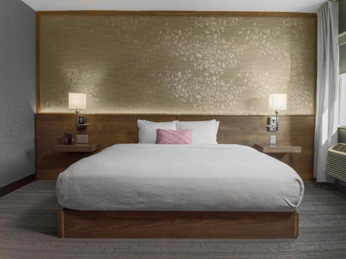 Voco Niagara Falls - The Cadence By Ihg Kültér fotó A bedroom at the Hilton Garden Inn in San Francisco