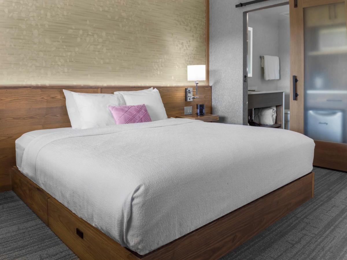 Voco Niagara Falls - The Cadence By Ihg Kültér fotó A bedroom at the Hotel Zags