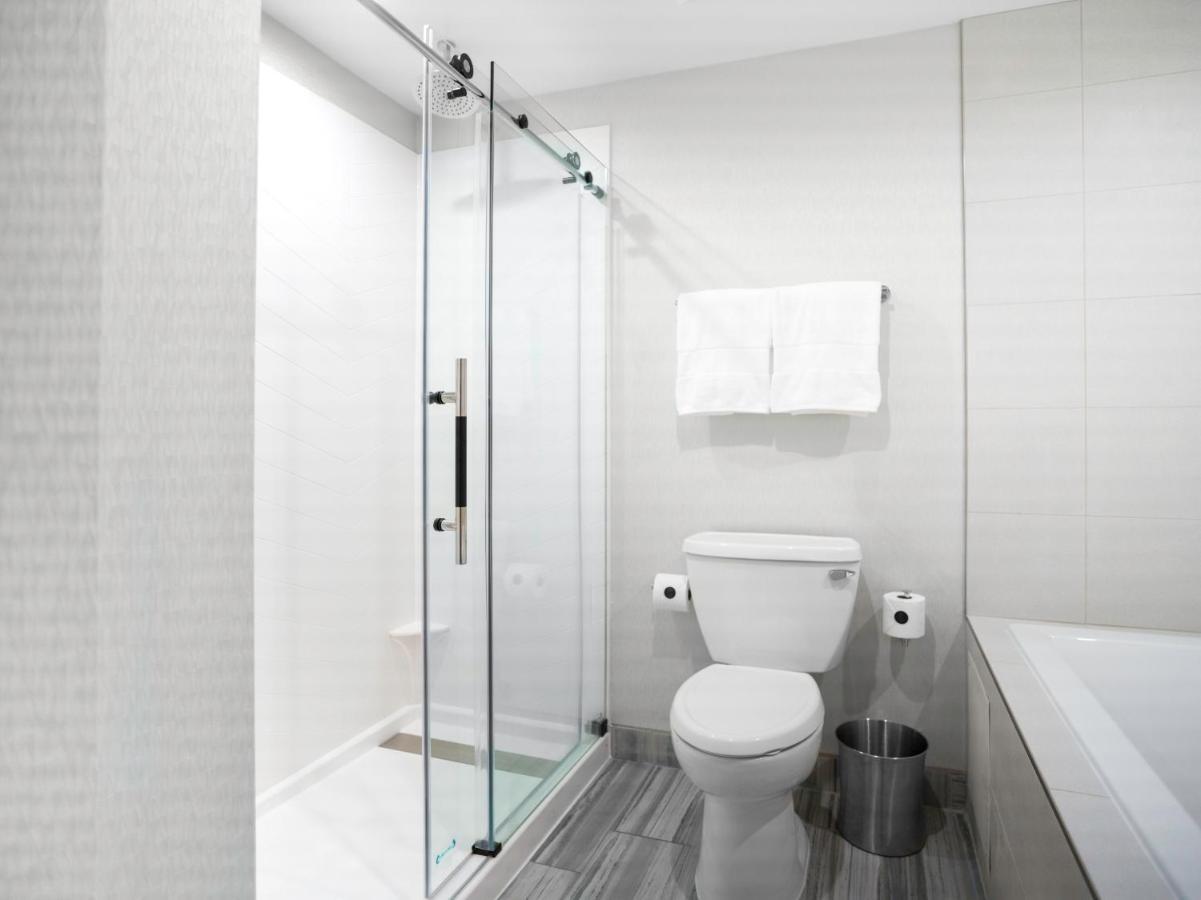 Voco Niagara Falls - The Cadence By Ihg Kültér fotó A sliding shower door