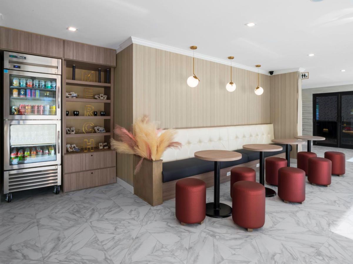 Voco Niagara Falls - The Cadence By Ihg Kültér fotó The 2019 renovated lounge at the airport