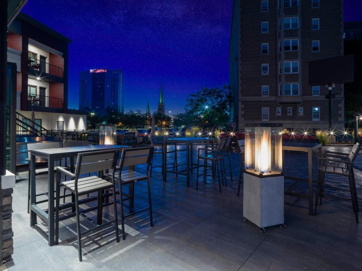 Voco Niagara Falls - The Cadence By Ihg Kültér fotó The patio at the Hotel Indigo