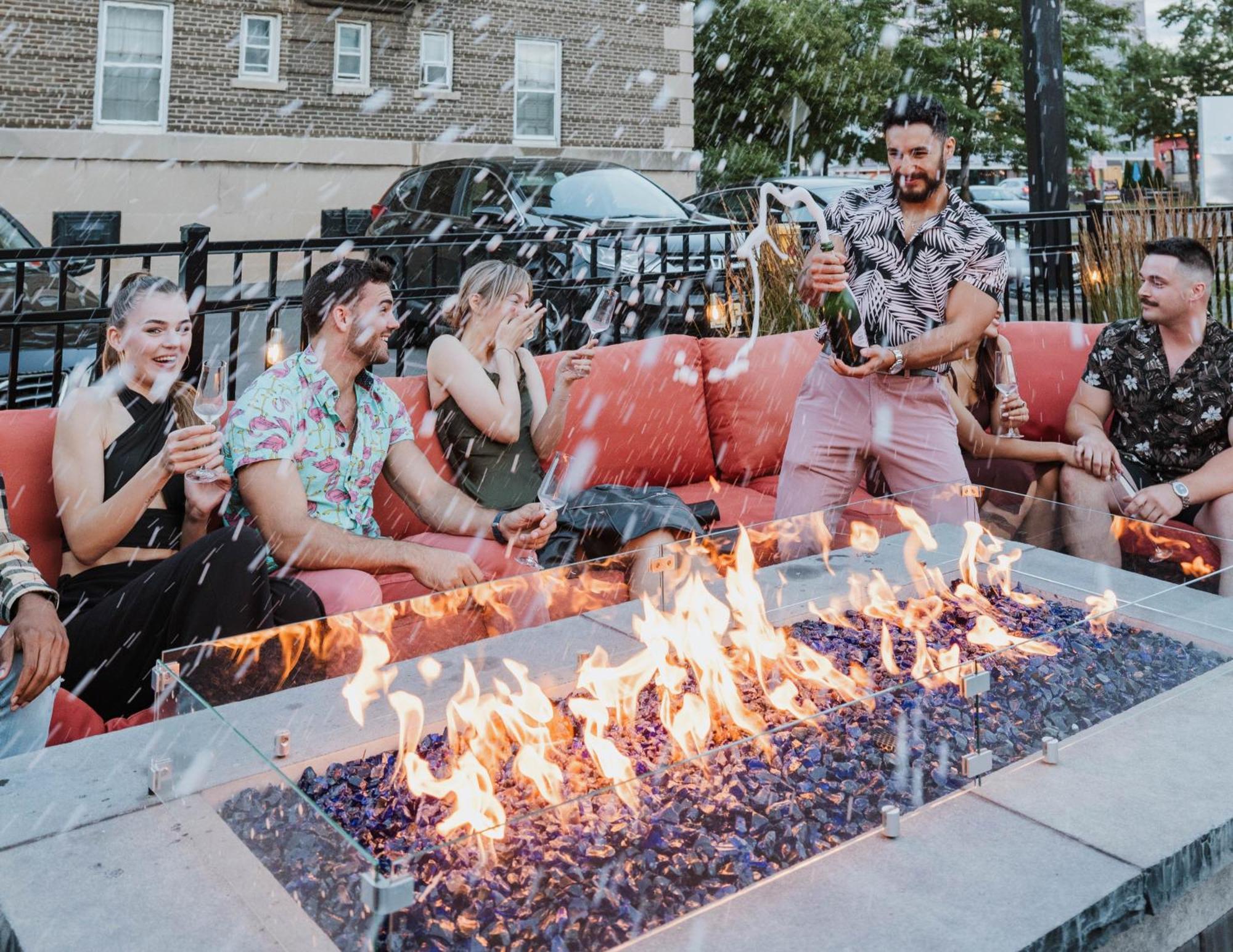 Voco Niagara Falls - The Cadence By Ihg Kültér fotó The patio at the 2019 Toronto International Film Festival