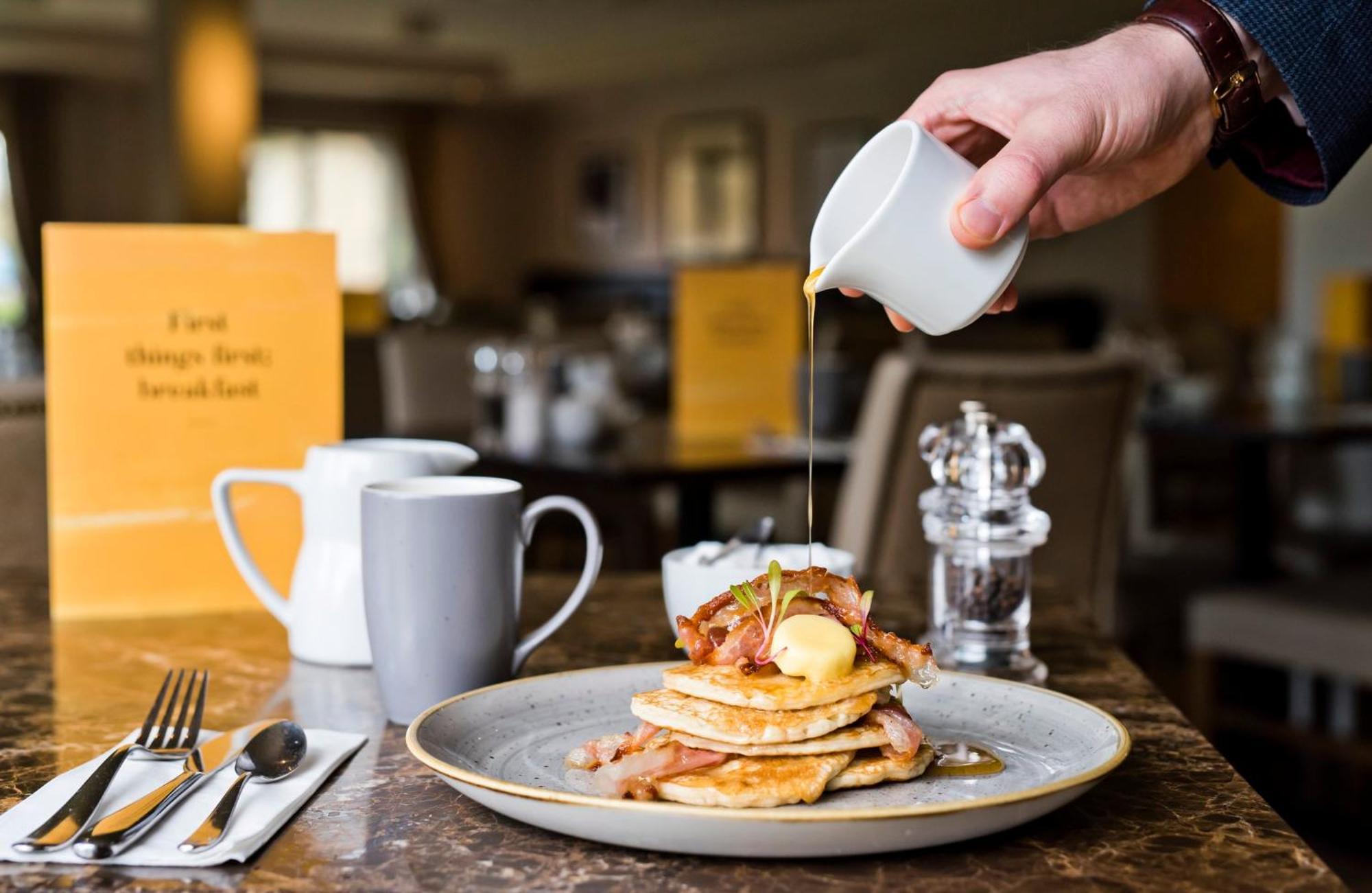 Voco Niagara Falls - The Cadence By Ihg Kültér fotó Maple syrup being poured over a stack of pancakes